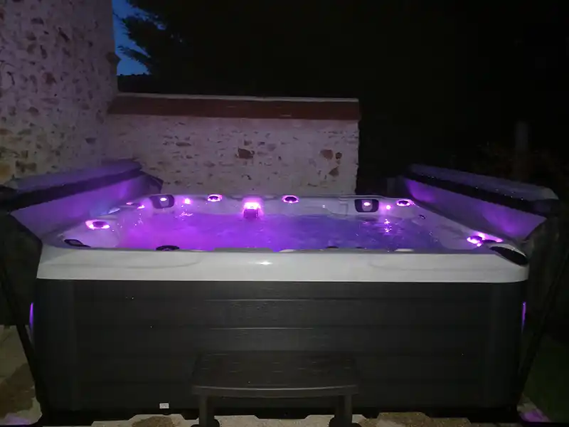 Enjoy a weekend in the countryside in a large house with private Jacuzzi SPA